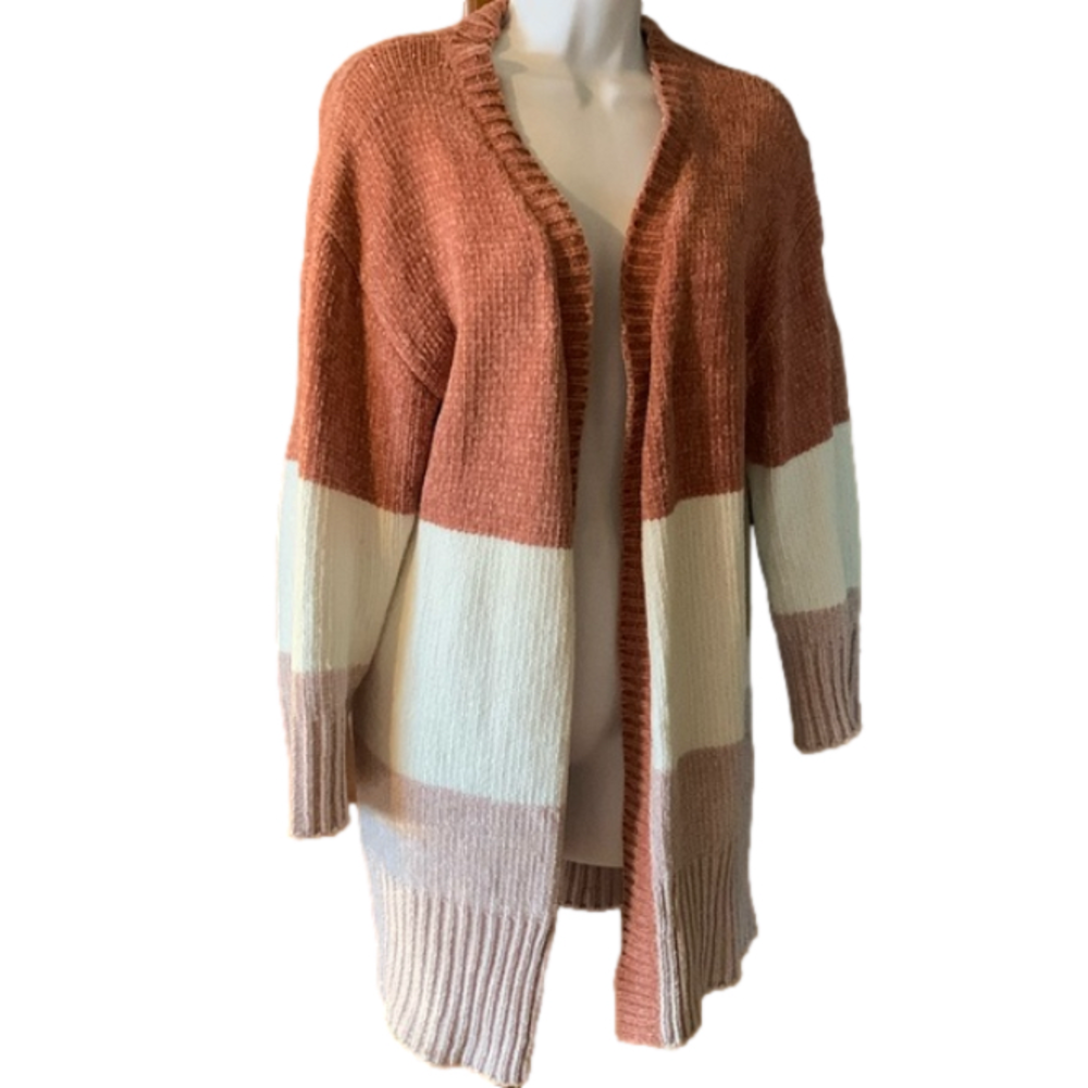 Tricolor small soft open sweater on rack